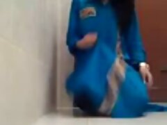 Charli video porno femme mature Red baisée sur le canapé blanc dans plusieurs positions